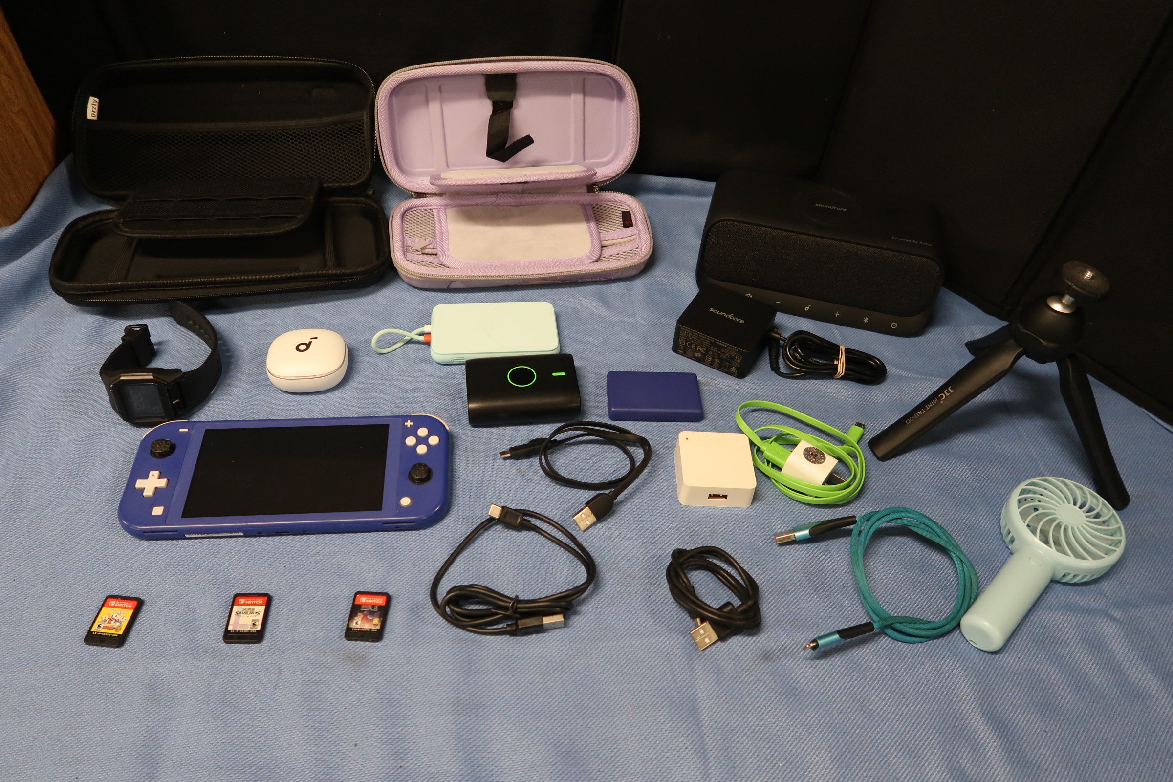 Nintendo Switch Lite - NIntendo Switch Lite, Speaker, charger, powerbank, earbuds